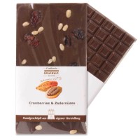 100g handgeschöpfte Schokoladentafeln Edelbitter 60% mit Cranberries und Zedernüssen 100g handgeschöpfte Schokoladentafeln Edelbitter 60% mit Cranberries und Zedernüssen